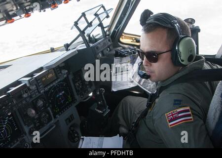 Kapitän Joe Kina, 204 Airlift Squadron Pilot, fliegt eine C-17 Globemaster III während der Übung Bajonett Streik am 12. Juni 2018, in der Nähe von Casa De Campo, Zaragoza, Spanien. Von der Pennsylvania National Guard Aircrew Airdropped mehr als 70 Mitglieder der US Army 1st Bataillon, 503Rd Infanterie Regiment, 173Rd Airborne Brigade und Spanische Armee Airborne Brigade für eine gemeinsame - gewaltsamen Eindringen. Die Operation diente als Training Voraussetzung für die beteiligten Soldaten, deren sie zur schnellen Montage und praktisch überall im europäischen Theater bereitstellen. Stockfoto