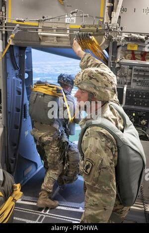 Ein US Army 1st Bataillon, 503Rd Infanterie Regiment, 173Rd Airborne Brigade Soldaten führt eine statische Zeile springen während der Übung Bajonett Streik Juni 13, 2018, über Julia Drop Zone, Italien. Der Sprung war mit Mitgliedern der Italienischen Armee 186th Airborne Regiment Forlgore Feuerwehr auf einer C-17 Globemaster III, durch 204. Airlift Squadron der Texas Air National Guard Betrieben statt. Die Ausbildung konzentriert sich auf die Verbesserung operativer Standards mit der NATO und anderen Air Mobility Command Flugzeuge sowie für die Entwicklung von einzelnen technischen Fähigkeiten. Stockfoto