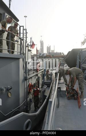 SHUIABA PORT, Kuwait - Soldaten mit der 331 Transport Unternehmen, Joint Base Langley-Eustis, Virginia basieren, stellen Sie sicher, dass Ihr Schiff ist in der Lage, Port sicher Neben dem Lastkahn Derrick Kran, Juni 12. Die 331. Trans. Co. in Zusammenarbeit mit dem 38Th Sustainment Brigade als Teil der Übung. Nautische Horizont 2018 ist eine zweistufige USARCENT/CFLCC Übung, führt eine Armee Watercraft Brigade Inspektion Aufklärung Übung (BIREP) auf Armee vorpositioniert Website (APS-5) Schiffe in Verbindung mit einer Logistik-über-die-shore (Lose). ( Stockfoto