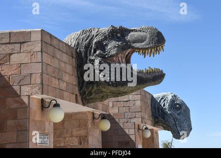 Dinosaurier Modelle am Eingang zum Parque Cretacico (kreidezeit Park), in Sucre, an das Departamento Chuquisaca, Bolivien Stockfoto