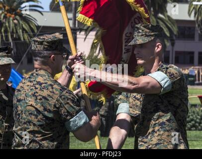 Oberstleutnant Michael E. Sheridan ehemaliger kommandierender Offizier der Marine Flügel Communications Squadron (MWCS) 48, die Farben der Befehl zum Oberstleutnant Brian C. Pastete Pässe, kommandierender Offizier der MWCS-48, während der Änderung des Befehls Zeremonie an der Marine Corps Air Station Miramar, Calif., Juni 13. Pastete Kommando des MWCS-48 von Sheridan, der Befehl wurde für etwa zwei Jahre und ein Meritorious Service Medal erhielt für seine Zeit mit MWCS-48. Stockfoto