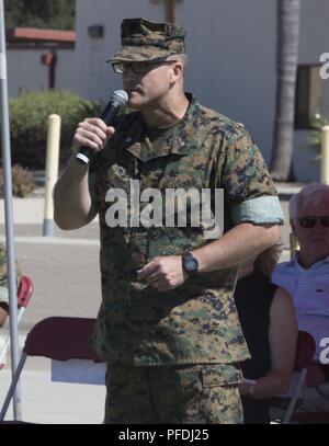 Oberstleutnant Brian C. Pastete, kommandierender Offizier der Marine Flügel Communications Squadron (MWCS) 48 spricht mit Marines und Gäste während seiner Änderung der Befehl Zeremonie an der Marine Corps Air Station Miramar, Calif., Juni 13. Pastete Kommando des MWCS-48 von Oberstleutnant Michael E. Sheridan, der Meritorious Service Medal für seine Zeit mit MWCS-48 erhalten. Stockfoto