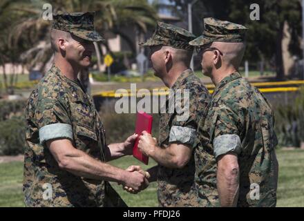 Oberstleutnant Michael E. Sheridan, ehemaliger kommandierender Offizier der Marine Flügel Communications Squadron (MWCS) 48, erhält eine Meritorious Service Medal während seiner Änderung der Befehl Zeremonie an der Marine Corps Air Station Miramar, Calif., Juni 13. Oberstleutnant Brian C. Pastete Kommando des MWCS-48 von Sheridan, der Befehl wurde für etwa zwei Jahre. Stockfoto