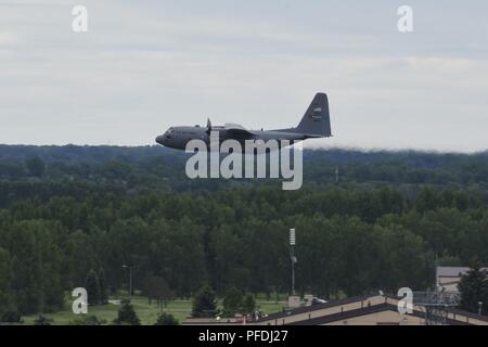 Eine C-130 Hercules in Youngstown, Ohio, finden Station zugewiesen ist, fliegt über Grand Forks Air Force Base, Virginia, 12. Juni 2018. Während die C-130 in der Lage, die an entfernten Standorten rund um die Welt ist, ist diese besondere Sendung konzentriert sich auf die Kontrolle der Anzahl der Moskitos durch die Verwendung einer Antenne einsprühen. Stockfoto