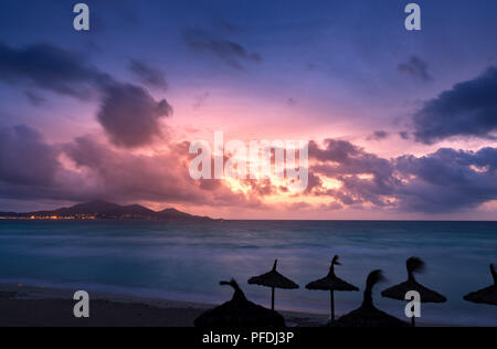 Mallorca Playa de Muro Sonnenaufgang in der Bucht von Alcudia. Mallorca Balearen Spanien. Stockfoto