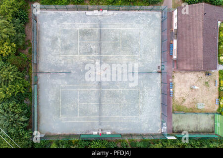 Luftaufnahme von einer kleinen örtlichen Tennisplätze für Freizeit und Tennis Training. Sport im Freien von oben gesehen. Stockfoto