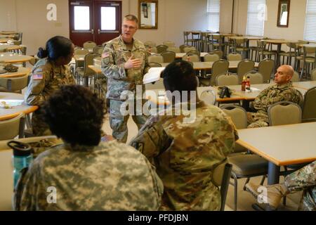 Maj. Jon Pirtle, Kaplan für HHC-201St Region Support Group, erklärt auf eine Bibelstelle bei einem abendlichen Gottesdienst in Fort Stewart, Ga, 10. Juni 2018. Zentrale Ermahnung der Predigt wurde für die Soldaten, treu ihren Fokus auf ihren Retter während ihrer jährlichen Schulungen zu halten. Stockfoto