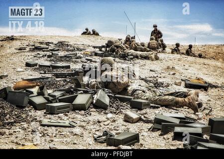 Finden Marines mit Firma A, 1st Bataillon, 23 Marine Regiment, 4 Marine Division, Feuer Ihrer M240 und M2 .50 Kaliber Maschinengewehre während einer Air Assault Kurs an integrierte Ausbildung Übung 4-18, an Bord der Marine Corps Air Ground Combat Center Twentynine Palms, Calif., 16. Juni 2018. ITX 4-18 bietet Marine Air-Ground Task Force Elemente eine Chance service durchzumachen - Ebene Kompetenzbewertungen, so dass Sie nahtlos mit Active Duty Marines im Falle von Krisen, erfordert eine schnelle Reaktion zu integrieren. Stockfoto