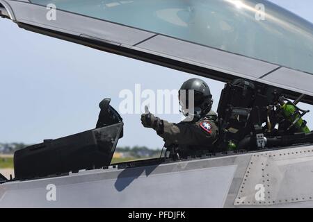 Us Air Force Maj. Paul "Loco" Lopez, F-22 Raptor Demonstration Team Commander und Pilot, bereitet bei der Donner des Niagara International Air Show in Niagara Falls Luft finden Station, N.Y., 10. Juni 2018 zu fliegen. Die Niagarafälle Gemeinschaft Antenne Demonstrationen, statische zeigt und sich lokale Anbieter an der bi-erlebt-jährliches Ereignis. Stockfoto