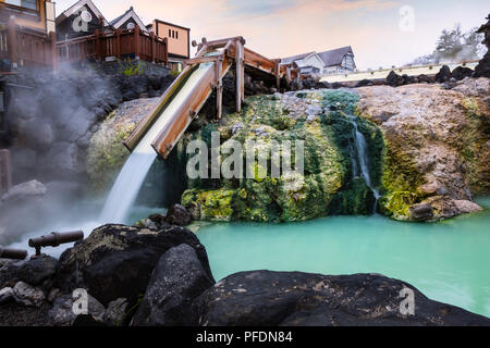 Yubatake Hotspring in Kusatsu Onsen in Kanagawa, Japan, KANAGAWA, Japan - 27. APRIL 2018: Kusatsu Onsen ca. 200 Kilometer nord-nordwestlich von Toky entfernt Stockfoto