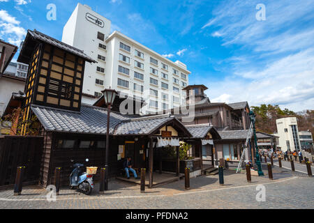 Yubatake Hotspring in Kusatsu Onsen in Kanagawa, Japan, KANAGAWA, Japan - 27. APRIL 2018: Kusatsu Onsen ca. 200 Kilometer nord-nordwestlich von Toky entfernt Stockfoto