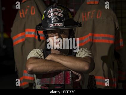 Us Air Force Senior Airman Nicholas Quintana ist ein Feuerwehrmann mit der 1 Special Operations Bauingenieur Squadron bei Hurlburt Field, Fla. Air Force Feuerwehrmänner sind speziell geschult, um alles von der Bürste Feuer zum Brennen von Raketentreibstoff und gefährlichen - Material Feuer - - Reaktion auf Basis und in der lokalen Gemeinschaft, wenn sie zur Hilfe aufgerufen. Stockfoto