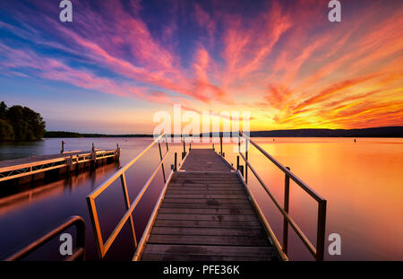 Schönen Sonnenuntergang Wolken über dem Lake Superior Horizont mit Wasser Reflexion Stockfoto