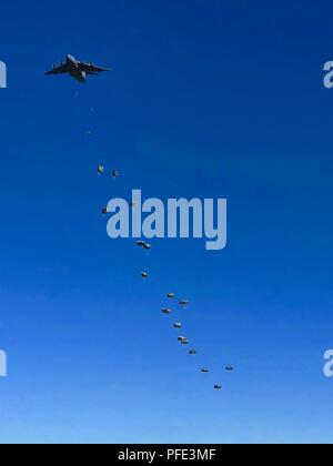 Fallschirmjäger springen aus einem C-17 als Teil einer Airborne insertion Übung in Miroslawiec Flugplatz, Polen, 8. Juni 2018. Sky Soldaten von der Texas-based 1 Bataillon, 143 Infanterie Regiment, 173Rd Airborne Brigade auch im Springen teilgenommen. Die Übung ist für schnelle Reaktion 18, einer gemeinsamen US-Armee/U.S. Air Force des U.S. Global Response Force zu Schulen - geführt von 82Nd Airborne Division der US Army. Stockfoto