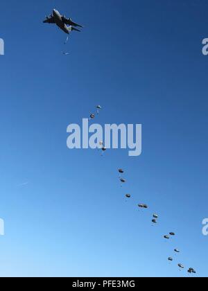 Fallschirmjäger springen aus einem C-17 als Teil einer Airborne insertion Übung in Miroslawiec Flugplatz, Polen, 8. Juni 2018. Sky Soldaten von der Texas-based 1 Bataillon, 143 Infanterie Regiment, 173Rd Airborne Brigade auch im Springen teilgenommen. Die Übung ist für schnelle Reaktion 18, einer gemeinsamen US-Armee/U.S. Air Force des U.S. Global Response Force zu Schulen - geführt von 82Nd Airborne Division der US Army. Stockfoto