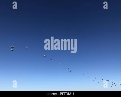 Fallschirmjäger Abstieg nach einem Sprung aus einem C-17 als Teil einer Airborne insertion Übung in Miroslawiec Flugplatz, Polen, 8. Juni 2018. Sky Soldaten von der Texas-based 1 Bataillon, 143 Infanterie Regiment, 173Rd Airborne Brigade auch im Springen teilgenommen. Die Übung ist für schnelle Reaktion 18, einer gemeinsamen US-Armee/U.S. Air Force des U.S. Global Response Force zu Schulen - geführt von 82Nd Airborne Division der US Army. Stockfoto