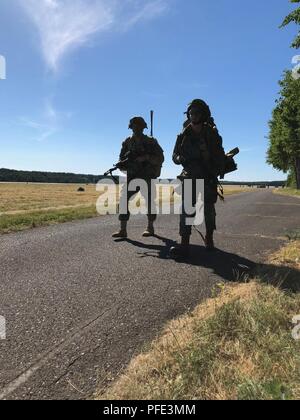 Fallschirmjäger zu Fuß ihre Rally point nach einem Sprung aus einem C-17 als Teil einer Airborne insertion Übung in Miroslawiec Flugplatz, Polen, 8. Juni 2018. Sky Soldaten von der Texas-based 1 Bataillon, 143 Infanterie Regiment, 173Rd Airborne Brigade auch im Springen teilgenommen. Die Übung ist für schnelle Reaktion 18, einer gemeinsamen US-Armee/U.S. Air Force des U.S. Global Response Force zu Schulen - geführt von 82Nd Airborne Division der US Army. Stockfoto