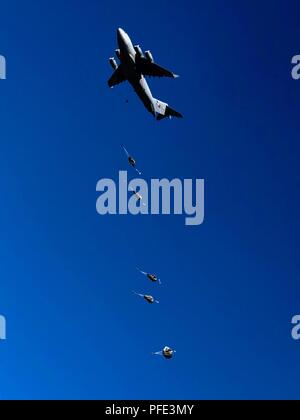 Fallschirmjäger springen aus einem C-17 als Teil einer Airborne insertion Übung in Miroslawiec Airfield Base, Polen, 8. Juni 2018. Sky Soldaten von der Texas-based 1 Bataillon, 143 Infanterie Regiment, 173Rd Airborne Brigade auch im Springen teilgenommen. Die Übung ist für schnelle Reaktion 18, einer gemeinsamen US-Armee/U.S. Air Force des U.S. Global Response Force zu Schulen - geführt von 82Nd Airborne Division der US Army. Stockfoto