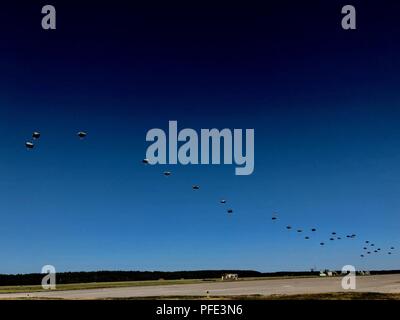 Fallschirmjäger float von Himmel nach einem Sprung aus einem C-17 als Teil einer Airborne insertion Übung in Miroslawiec Flugplatz, Polen, 8. Juni 2018. Sky Soldaten von der Texas-based 1 Bataillon, 143 Infanterie Regiment, 173Rd Airborne Brigade auch im Springen teilgenommen. Die Übung ist für schnelle Reaktion 18, einer gemeinsamen US-Armee/U.S. Air Force des U.S. Global Response Force zu Schulen - geführt von 82Nd Airborne Division der US Army. Stockfoto