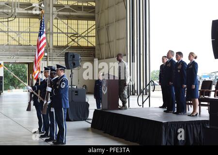 Us Air Force Master Sgt. Rico Braun, 145 Airlift Wing (AW) Kaplan Assistant führt die Nationalhymne während der 145 AW Ändern des Befehls Zeremonie an der North Carolina Air National Guard Base, Charlotte Douglas International Airport, 9. Juni 2018 statt. Oberst Michael T. Gerock wird verzichten, Befehl und Oberst Bryony A. Terrell ist der erste weibliche Oberhaupt für die 145 AW nach ihrem Abschluss an der einjährigen National War College an der National Defense University in Ft. McNair, VA. Stockfoto