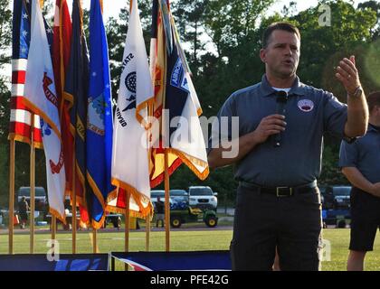 FORT Bragg, N.C. Oberstleutnant Kyle Reed, Garnison Kommandant von Fort Bragg, spricht mit Spielern und Zuschauern während der Preisverleihung für die Streitkräfte Männer Fußball Meisterschaft 2018. Die Meisterschaft wurde in Fort Bragg, N.C. vom 2-10 Juni statt und bietet Service für Mitglieder von der Armee, Marine Corps, Navy (einschließlich Küstenwache) und Air Force. Stockfoto