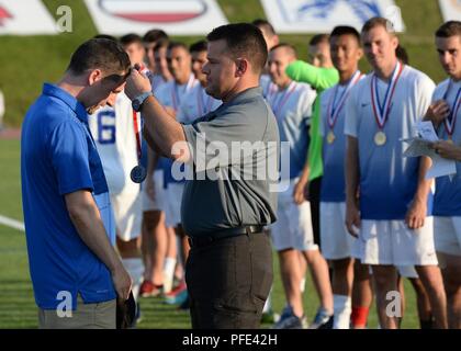 FORT Bragg, N.C. Oberstleutnant Kyle Reed, Garnison Kommandant von Fort Bragg, Auszeichnungen Mitglieder der US Air Force Männer Fußball Mannschaft an Hedrick Stadion. Die 2018 Streitkräfte Männer Fußball Meisterschaft wurde in Fort Bragg, N.C. vom 2-10 Juni statt, und empfohlene Service Mitglieder aus der Armee, Marine Corps, Navy (einschließlich Küstenwache) und Air Force. Stockfoto