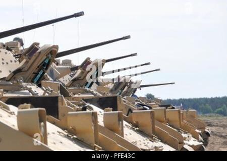 Us-Soldaten aus dem 2. Battalion, 5th Cavalry Regiment, 1st Armored Brigade Combat Team, 1.Kavallerie Division, Null ihre M2 Bradley Infanterie Bekämpfung der Fahrzeuge während der Atlantischen lösen Bei Zagan, Polen, 2. Juni 2018. Atlantic ist eine Demonstration der anhaltenden US-Engagement für die kollektive Sicherheit durch eine Reihe von Maßnahmen, die NATO-Verbündeten und Partnern von Amerikas Engagement für einen dauerhaften Frieden und Stabilität in der Region zu überzeugen. Stockfoto