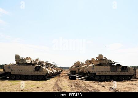 Us-Soldaten aus dem 2. Battalion, 5th Cavalry Regiment, 1st Armored Brigade Combat Team, 1.Kavallerie Division, Null ihre M2 Bradley Infanterie Bekämpfung der Fahrzeuge während der Atlantischen lösen Bei Zagan, Polen, 2. Juni 2018. Atlantic ist eine Demonstration der anhaltenden US-Engagement für die kollektive Sicherheit durch eine Reihe von Maßnahmen, die NATO-Verbündeten und Partnern von Amerikas Engagement für einen dauerhaften Frieden und Stabilität in der Region zu überzeugen. Stockfoto