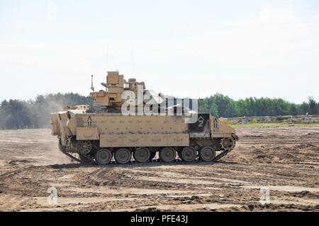 Us-Soldaten aus dem 2. Battalion, 5th Cavalry Regiment, 1st Armored Brigade Combat Team, 1.Kavallerie Division, Null ihre M2 Bradley Infanterie Bekämpfung der Fahrzeuge während der Atlantischen lösen Bei Zagan, Polen, 2. Juni 2018. Atlantic ist eine Demonstration der anhaltenden US-Engagement für die kollektive Sicherheit durch eine Reihe von Maßnahmen, die NATO-Verbündeten und Partnern von Amerikas Engagement für einen dauerhaften Frieden und Stabilität in der Region zu überzeugen. Stockfoto