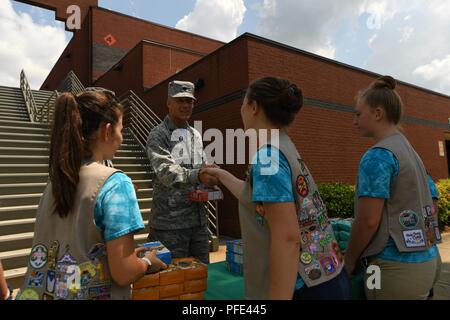 Us Air Force Oberstleutnant Paul Sanford, 145 Aeromedical Evacuation Squadron, erhält eine Box von Cookies Mädchen-Pfadfinder von Truppe 20436, Denver, N.C., wie sie Freiwillige, die während der fünften jährlichen Besuch in der North Carolina Air National Guard Base, Charlotte Douglas International Airport, 9. Juni 2018. Dies ist Teil eines Rates service Projekt, genannt Operation süßen Leckereien, wo Pfadfinderinnen Cookies sammeln, Mitglieder des US-Militärs in den Vereinigten Staaten zu geben und Übersee eingesetzt. Stockfoto