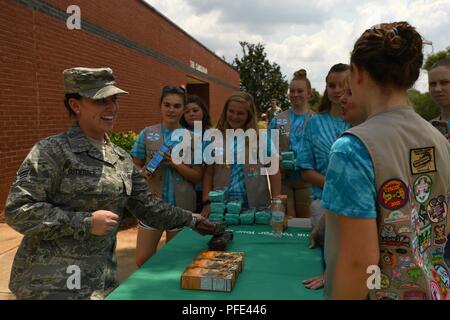 Us Air Force Staff Sgt. Amanda Gutierrez, 145 medizinische Gruppe, nimmt Ihr Liebling, der Cookies von Pfadfinderinnen von Truppe 20436, Denver, N.C., wie sie Freiwillige, die während der fünften jährlichen Besuch in der North Carolina Air National Guard Base, Charlotte Douglas International Airport, 9. Juni 2018. Dies ist Teil eines Rates service Projekt, genannt Operation süßen Leckereien, wo Pfadfinderinnen Cookies sammeln, Mitglieder des US-Militärs in den Vereinigten Staaten zu geben und Übersee eingesetzt. Stockfoto