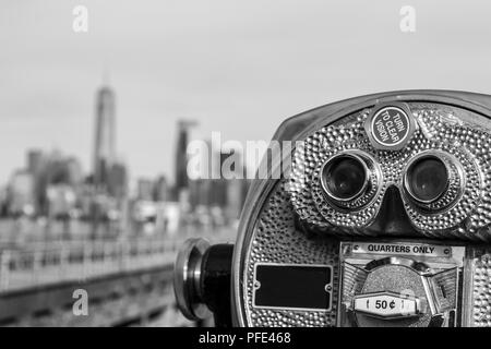 Fernglas in Liberty Island in Richtung Manhattan Stockfoto