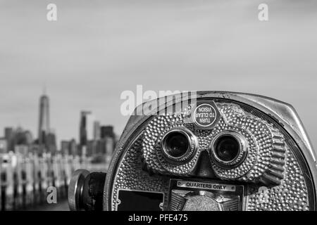 Fernglas in Liberty Island in Richtung Manhattan Stockfoto