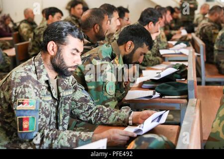 Ältere Soldaten afghanischen Führern bei einer Präsentation, 31. Mai 2018, während ein älterer Soldat Führer huddle Zusammengestellt von Command Sgt. Maj. Joe Derma, Senior Soldaten Führer für die militärischen Beratungsteam für Taac - Süd, in Kandahar, Afghanistan. TAAC - Süd besteht aus Soldaten der 40th Infantry Division, Kalifornien Nationalgarde und der 2 Infantry Brigade Combat Team, 4 Infanterie Division. Stockfoto