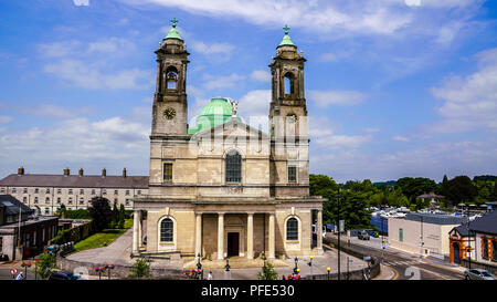 Die Kirche St. Peter und Paul im Zentrum von Athlone Irland an einem hellen Sommertag. Stockfoto