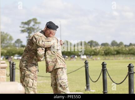 Oberst James K. Dooghan (rechts) und Oberst Patrick "Scott" O'Neal (links), eingehende und ausgehende Befehlshaber der 2. Gepanzerten Brigade Combat Team, 3rd Infantry Division, teilen ein Während die Brigade Ändern des Befehls Zeremonie auf Cottrell Bereich umfassen, 8. Juni, am Fort Stewart, Ga. Stockfoto