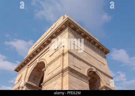 New Delhi, Indien - September 08, 2014 Ein Blick von Oben auf die India Gate unter blauem Himmel Stockfoto