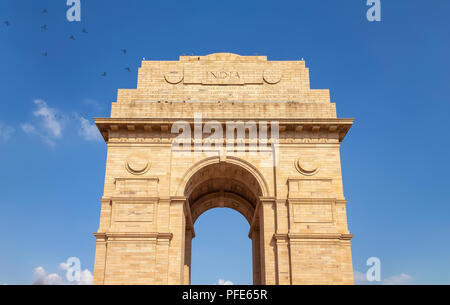 New Delhi, Indien - September 08, 2014 Ein Blick von Oben auf die India Gate unter blauem Himmel Stockfoto