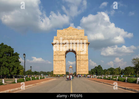 New Delhi, Indien - September 08, 2014 Ein Blick auf das India Gate unter blauem Himmel Stockfoto