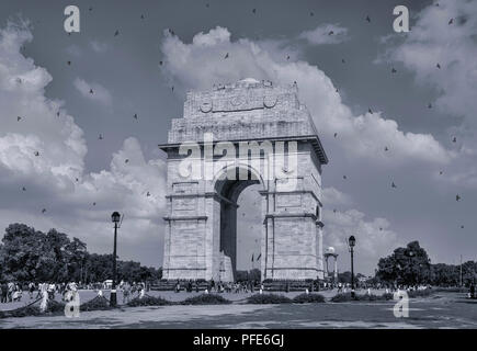 New Delhi, Indien - September 08, 2014 Ein Blick auf das India Gate unter blauem Himmel Stockfoto