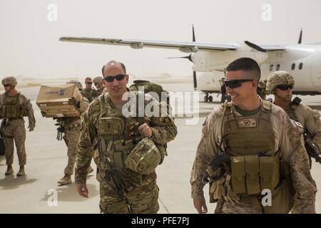 Der Provinz Helmand, Afghanistan (7. Juni 2018) - US Marine Corps Brig. Gen. Benjamin T. Watson, der kommandierende General der Task Force Südwesten, Escorts US-Armee Generalmajor Andrew S. Poppas, stellvertretender Chef des Stabes, Betriebe für entschlossene Unterstützung. Poppas besucht Service Mitglieder der Task Force Südwesten ein Schlachtfeld Verkehr zu leiten und zu erhalten, Updates auf den Zug, beraten und Mission in der Provinz Helmand unterstützen. Stockfoto