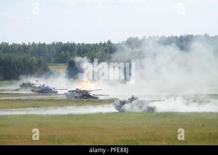 Ein Challenger II Kampfpanzer aus dem Vereinigten Königreich Brände es Main Gun während der Freundschaft Schießen von starken Europa Tank Herausforderung. Us-Army Europe und die deutsche Armee Gastgeber der dritten starkes Europa Tank Herausforderung bei Grafenwöhr Training Area, Juni 3 - 8, 2018. Die starke Europa Tank Herausforderung ist eine jährliche Veranstaltung, die teilnehmenden Nationen einen dynamischen, produktiven und Spaß Umfeld, in dem die militärische Partnerschaften, form Soldat - Beziehungen auf, und teilen Sie Taktiken, Techniken und Verfahren zu fördern. (U.S. Army Stockfoto