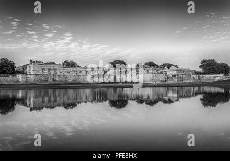 Ahmedabad, Gujarat, Indien, Dezember 08,2014 eine Ansicht der alten Moschee und dem Grab Komplex über Wasser in Sarkhej Roza.. Stockfoto