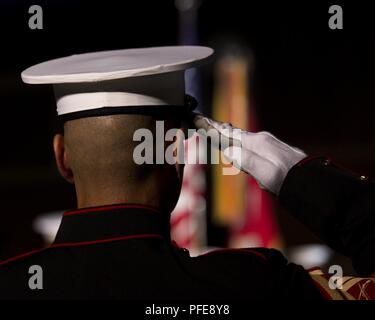 Ein Mitglied der zeremoniellen Personal begrüßt beim abendlichen Parade zu Ehren von Robert M. Shea, Spielwaren für Tots Präsident und CEO, bei Marine Barracks Washington, D.C., 1. Juni 2018. Das hosting wurde Generalleutnant Rex C. McMillan, Befehlshaber der Marine Reserve und Marine Norden. Am Abend parade Sommer Tradition begann im Jahre 1934 und verfügt über die Stille Bohren Platoon, die US-Marine Band, das US Marine Drum and Bugle Corps und zwei Marching unternehmen. Mehr als 3.500 Gäste nehmen an der Parade jede Woche. Stockfoto