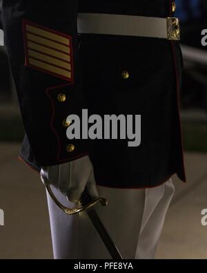 Ein Mitglied der zeremoniellen Personal führt Bohrer Bewegungen während einer abendlichen Parade bei Marine Barracks Washington, D.C., 1. Juni 2018. Am Abend parade Sommer Tradition begann im Jahre 1934 und verfügt über die Stille Bohren Platoon, die US-Marine Band, das US Marine Drum and Bugle Corps und zwei Marching unternehmen. Mehr als 3.500 Gäste nehmen an der Parade jede Woche. Stockfoto