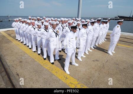 Die Crew der USS Boise (SSN764) stehen, die sich in der Ausbildung bei der Änderung von Befehl Zeremonie an der Naval Station Norfolk am 8. Juni. USS Boise (SSN-764), ein Los Angeles-Klasse Atom-U-Boot schneller Angriff, war das zweite Schiff der United States Navy für Boise, Idaho genannt zu werden. Stockfoto