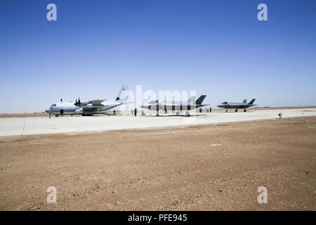 Marines mit Marine Antenne Refueler Transport Squadron (VMGR) 352, 3. Marine Flugzeugflügel, Boden tanken Dienstleistungen für F-35 B Blitz II Flugzeuge am Naval Air Facility El Centro, Kalifornien, USA, 9. Juni erbracht werden. VMGR-352 ist die Durchführung von ihrem Einsatz für die Ausbildung an verschiedenen Basen in Südkalifornien und in Kirtland Air Force Base in Albuquerque, N.M., Marines Echtzeit Vorbereitung für mögliche Missionen ihre Geschwader in die Zukunft bereitgestellt Szenario möglicherweise ausführen zu geben. Stockfoto