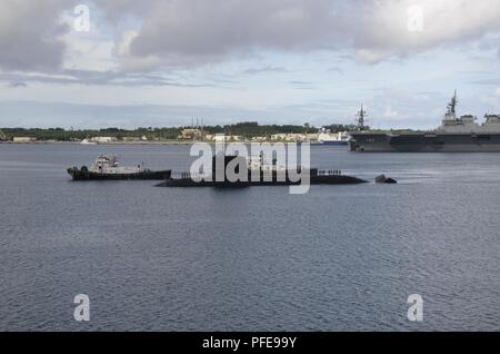 POLARIS, Guam (10. Juni 2018) - ein Japan Maritime Verteidigung-kraft U-Boot JS Soryu (SS-501) ist neben der u-boot Tender USS Frank Kabel gezogen (40) für ein Touch-and-Übung gehen, Juni 10. Frank Kabel, Vorwärts - nach Guam, Reparaturen, rearm bereitgestellt und reprovisions eingesetzten US-Seestreitkräfte im Indo-pazifischen Region. Stockfoto