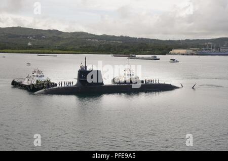 POLARIS, Guam (10. Juni 2018) - ein Japan Maritime Verteidigung-kraft U-Boot JS Soryu (SS-501) ist neben der u-boot Tender USS Frank Kabel gezogen (40) für ein Touch-and-Übung gehen, Juni 10. Frank Kabel, Vorwärts - nach Guam, Reparaturen, rearm bereitgestellt und reprovisions eingesetzten US-Seestreitkräfte im Indo-pazifischen Region. Stockfoto