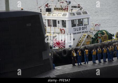 POLARIS, Guam (10. Juni 2018) - Japan Maritime Verteidigung-kraft ubootfahrer an Bord des U-Boots JS Soryu (SS-501) warten neben den u-boot Tender USS Frank Kabel gezogen werden (wie 40) für ein Touch-and-Übung gehen, Juni 10. Frank Kabel, Vorwärts - nach Guam, Reparaturen, rearm bereitgestellt und reprovisions eingesetzten US-Seestreitkräfte im Indo-pazifischen Region. Stockfoto